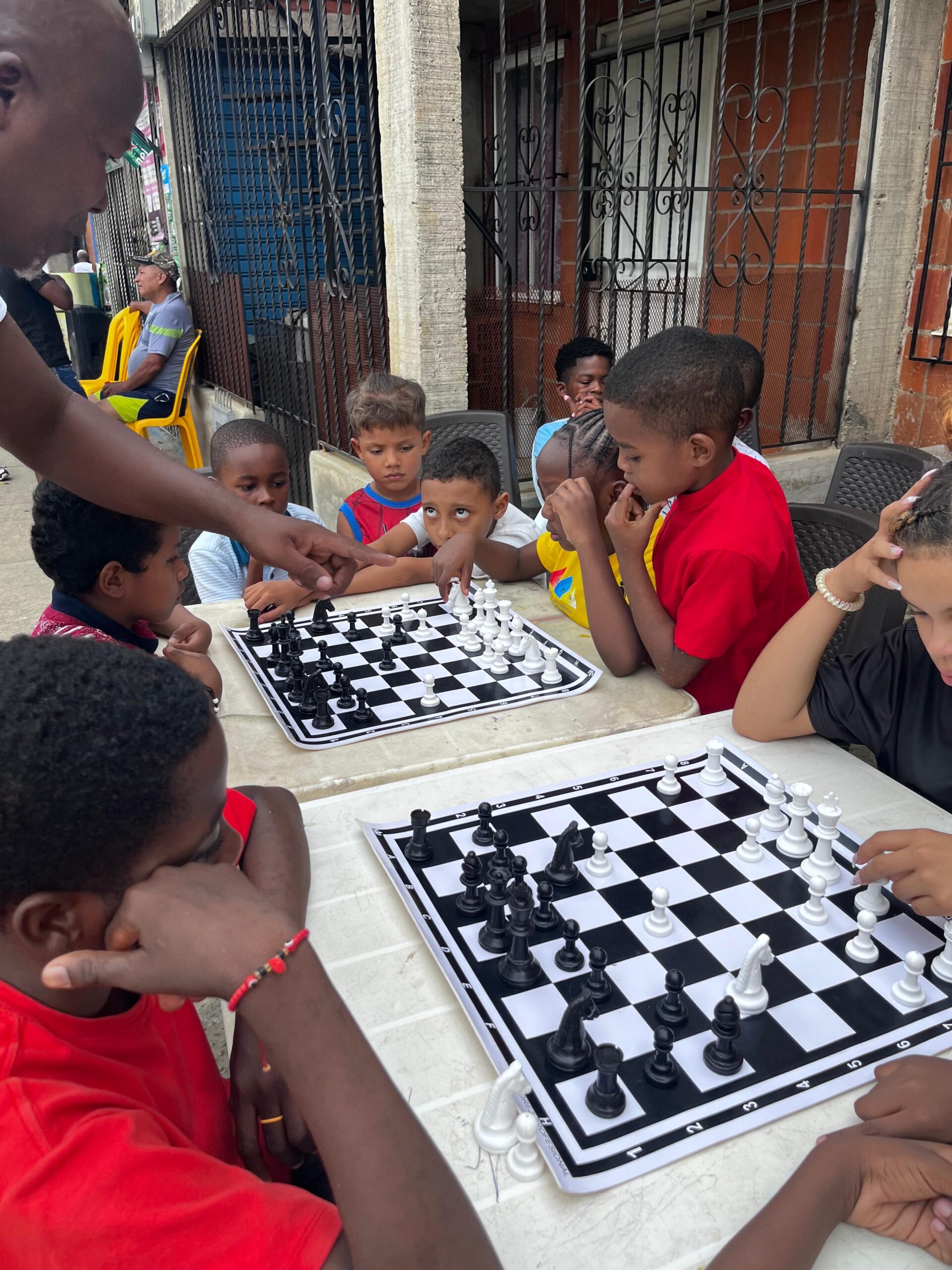 Jugar ajedrez estimula la concentración de los niños condición importante para el aprendizaje